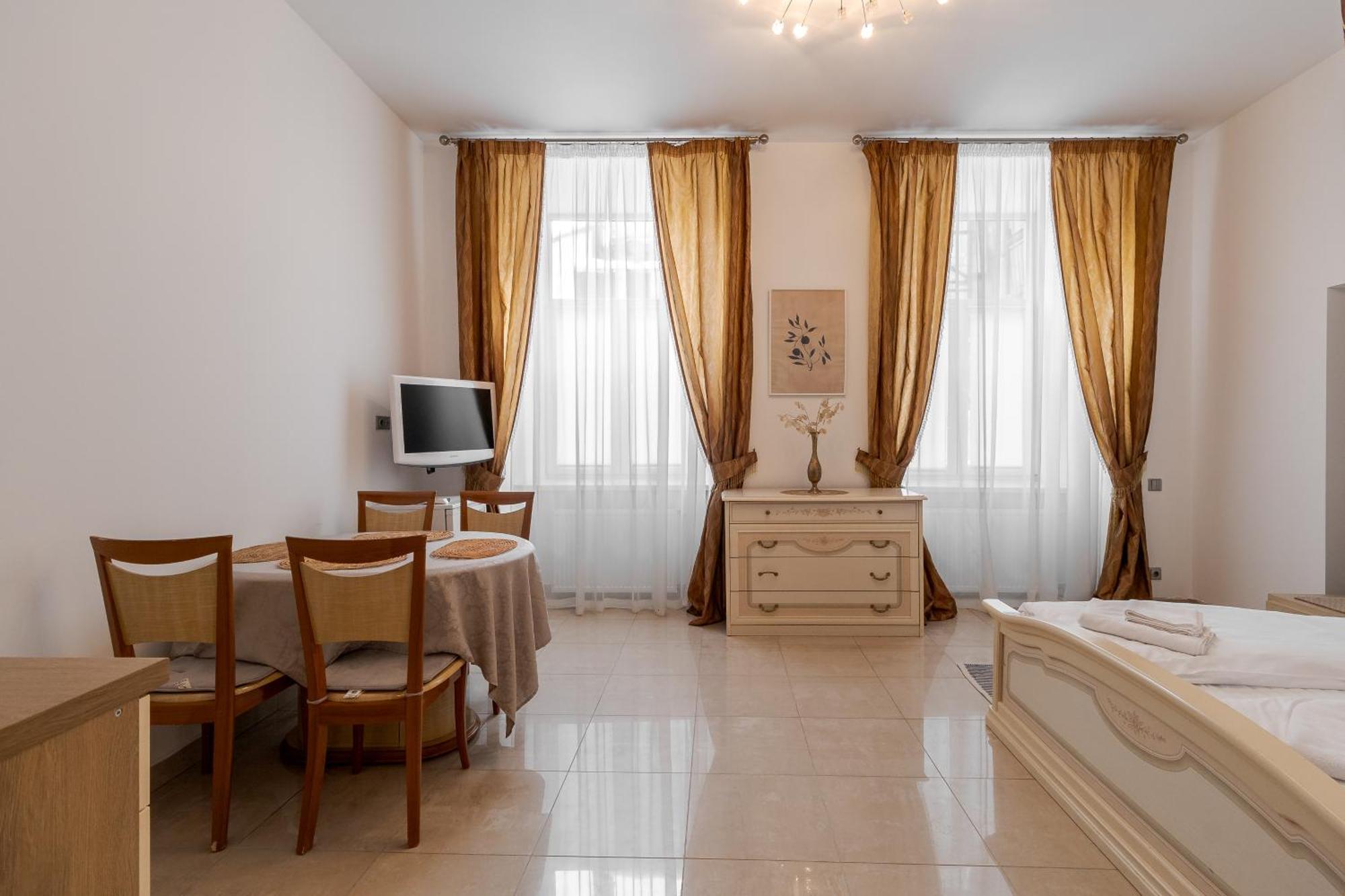 Апартаменти На Площі Ринок, 20 Lviv Exteriör bild